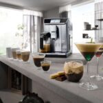 De'Longhi PrimaDonna Elite ECAM650.85.MS Cafetera superautomática con control por app, 2 L – Negro/Acero inoxidable