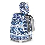 Smeg KLF03DGBEU Hervidor de agua años 50, 1,7 L – Dolce & Gabbana Blu Mediterraneo