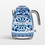 Smeg KLF03DGBEU Hervidor de agua años 50, 1,7 L – Dolce & Gabbana Blu Mediterraneo